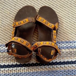 Size 11 Men’s TEVA SANDAL. Lightly used.